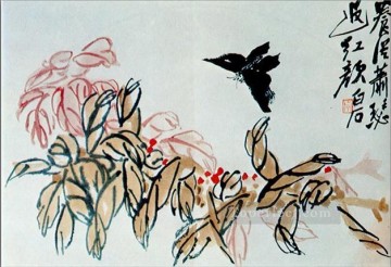 斉白石 Painting - チーバイシインパチェンスと蝶の古い墨